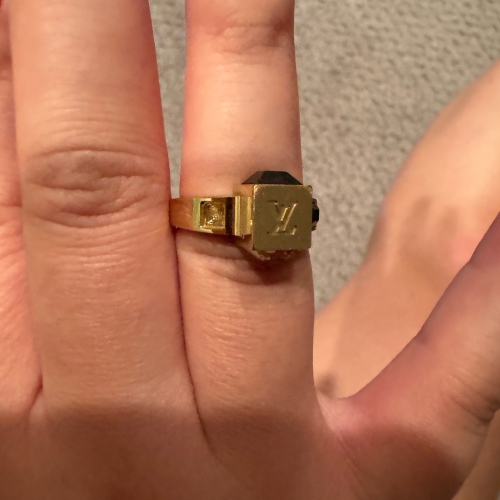 Size 7 Louis Vuitton ring with missing stone only worn twice